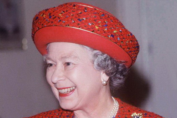 ТОП-10 необычные шляпки королевы Елизаветы II