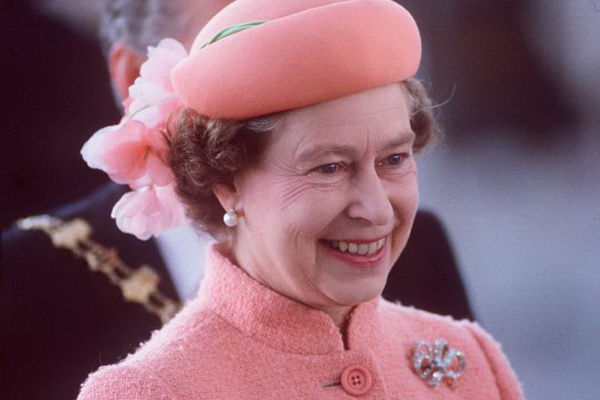 ТОП-10 необычные шляпки королевы Елизаветы II