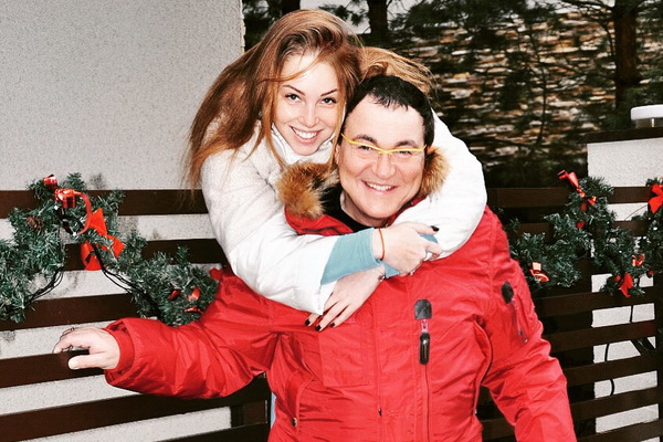 58-летний телеведущий Дмитрий Дибров и 28-летняя актриса