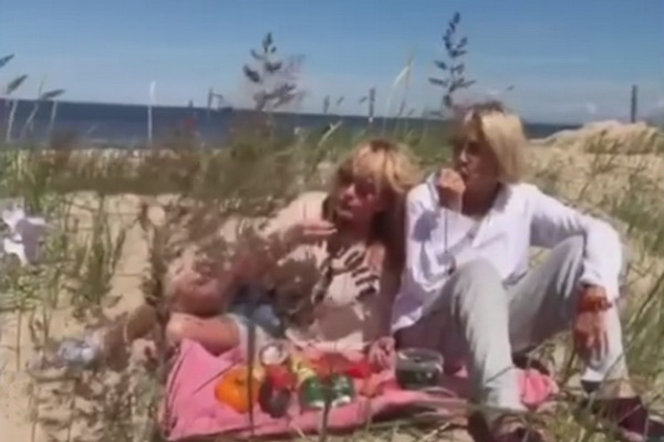 Алла Пугачёва и Лайма Вайкуле устроили пикник на балтийском побережье