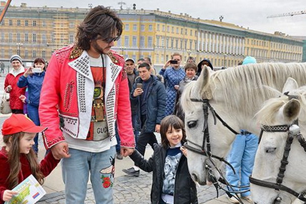 Киркоров вместе с детьми отправился на гастроли в Санкт-Петербург