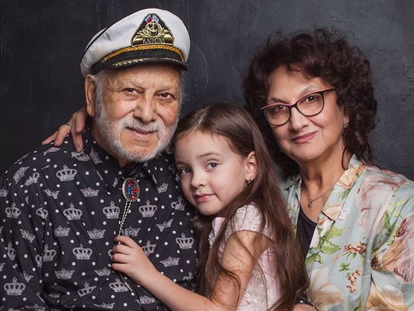 Счастливые дедушка и бабушка детей Филиппа Киркорова