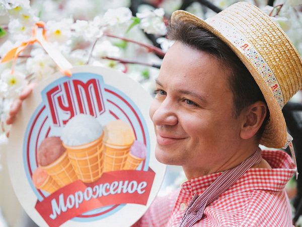 «Хотите получить мороженое из рук кумира? Спешите в ГУМ!» - Александр Олешко