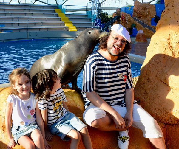 Филипп Киркоров и его дети весело проводят время вместе