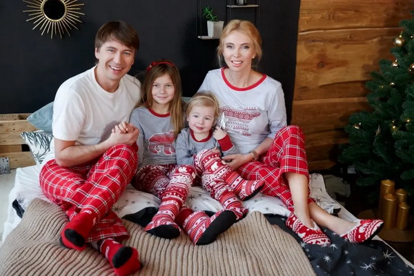 Новогодняя фотосессия Алексея Ягудина с женой и детьми