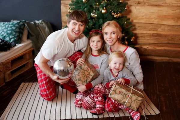 Новогодняя фотосессия Алексея Ягудина с женой и детьми