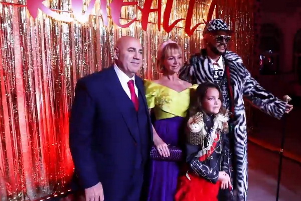 «Блеск страз и праздничный макияж!» - звёзды шоу-бизнеса поздравляют Аллу-Викторию Киркорову