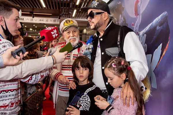 Бедрос Киркоров с внуками на премьере «100-процентный волк» в кинотеатре