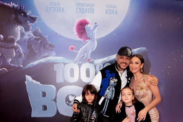 Бедрос Киркоров с внуками на премьере «100-процентный волк» в кинотеатре