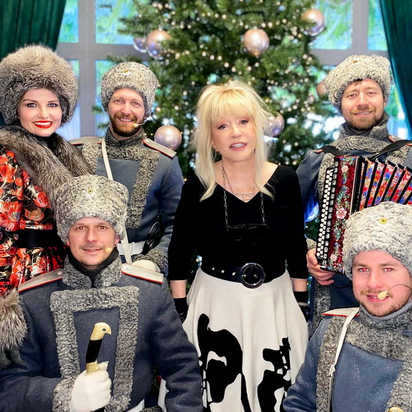 Алла Пугачёва в Новый год 2022 выступает на сцене с казачьим хором Москвы