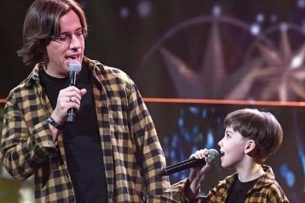 Максим Галкин с сыном в Новый год 2022 в ТВ-шоу «Две звезды 
