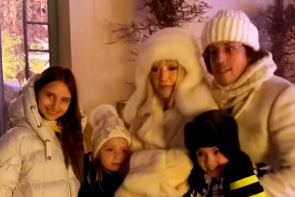 В кругу любимой семьи Алла Пугачёва встречает зимние праздники 