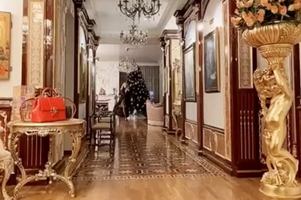 «Королевская роскошь!» - Маша Распутина покорила образом и праздничным домом