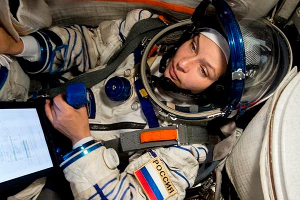 «Нужно крылья распахнуть!» - Алла Пугачёва пожелала удачи актрисе на съёмках в открытом космосе