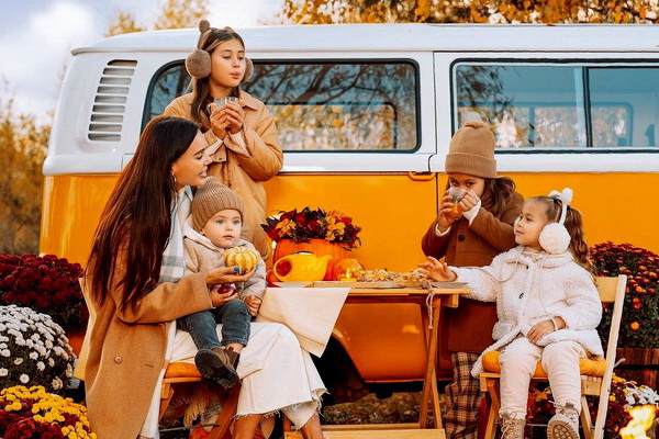 «Осеняя сказка!» - Оксана Самойлова в семейной фотосессии 2021 года