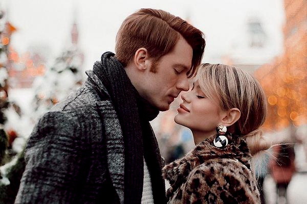 «Какие трогательные!» - Алёна Краснова-Преснякова с мужем в фотосессии в парке аттракционов