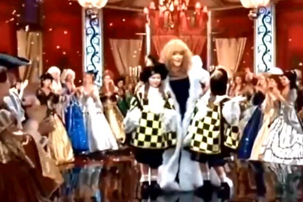 «Два маленьких пажа и все в шикарных нарядах!» - Алла Пугачёва на редких ретро ФОТО из праздничного мюзикла на Старый Новый год