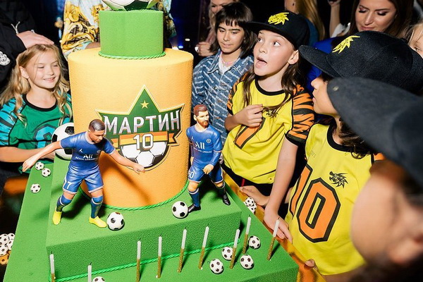Торт и поздравления 10-летнего Мартина Киркорова