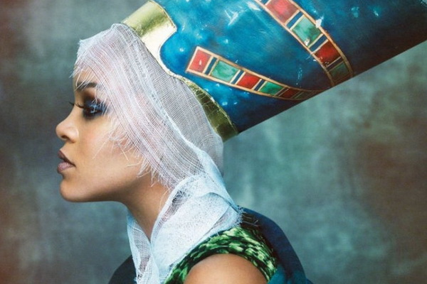 Певица Рианна на обложке журнала Vogue Arabia