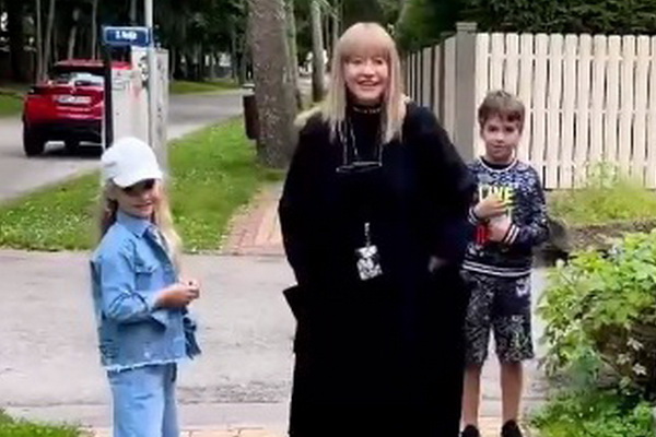 Алла Пугачёва в Латвии с детьми на фотографиях 2022 года