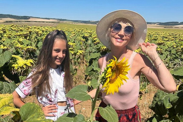 Клавдия Земцова с папой и мамой сделала ФОТО на поле с цветами