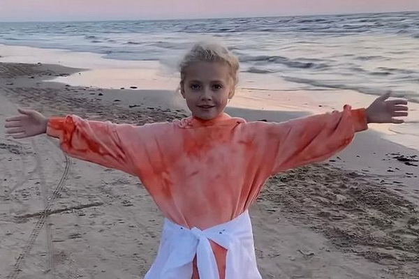 Елизавета Галкина в куртке под цвет неба на море — ФОТО лето 2022 год