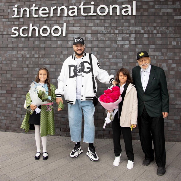 Бедрос Киркоров на школьной линейке с внуками 1 сентября 2022 года