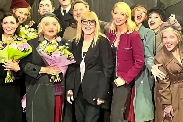 Алла Пугачёва и Кристина Орбакайте на спектакле «Кабаре» осенью 2022 года