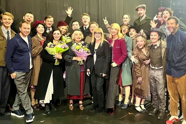 Алла Пугачёва и Кристина Орбакайте на спектакле «Кабаре» осенью 2022 года