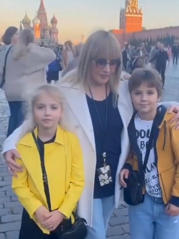 Лиза и Гарри Галкины гуляют с мамой и Игорем Гуляевым по Москве
