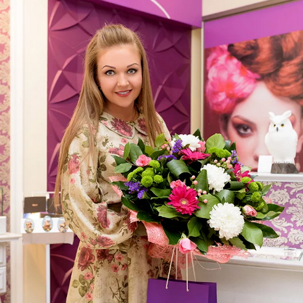 Марина Девятова любуется украшениями в «Галерее самоцветов»