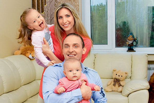 Аскольд Запашный с женой и дочками - лучшие семейные ФОТО