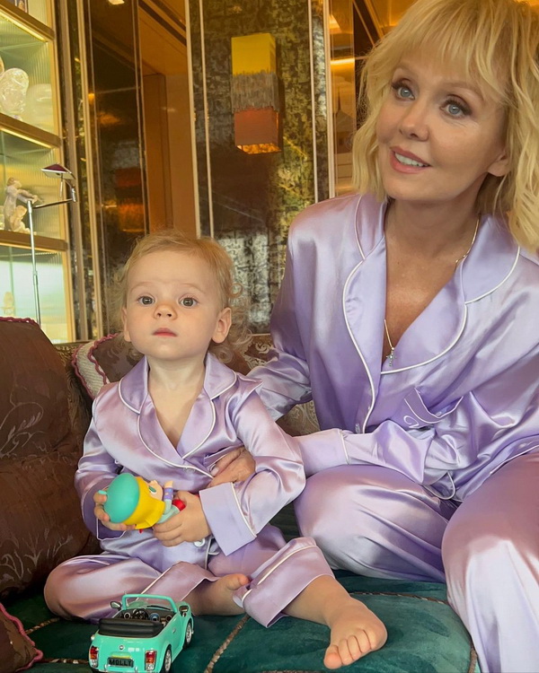 Валерия в модной пижаме и её внучка Селин Шульгина - осенние ФОТО 2022