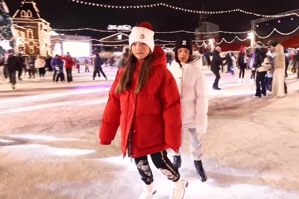 Мартин и Алла-Виктория Киркоровы катаются на коньках на Красной площади