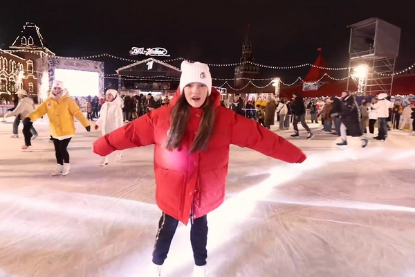 Мартин и Алла-Виктория Киркоровы катаются на коньках на Красной площади
