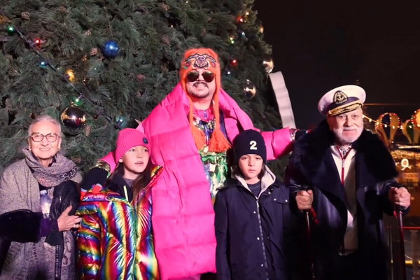 Бедрос и Мари Киркоровы с внуками возле ГУМ у новогодней ёлки в Москве