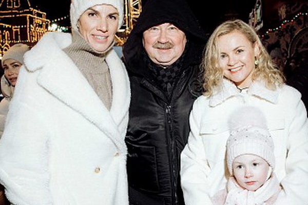 Юлия Проскурякова на массовом катке возле ГУМ в Москве с семьёй