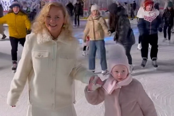 Вероника Николаева катается на коньках с мамой в Москве у ГУМа