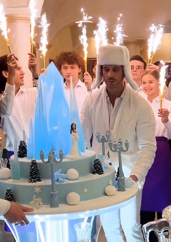 Алла-Виктория Киркорова задувает свечи на торте в День Рождения 2022 год