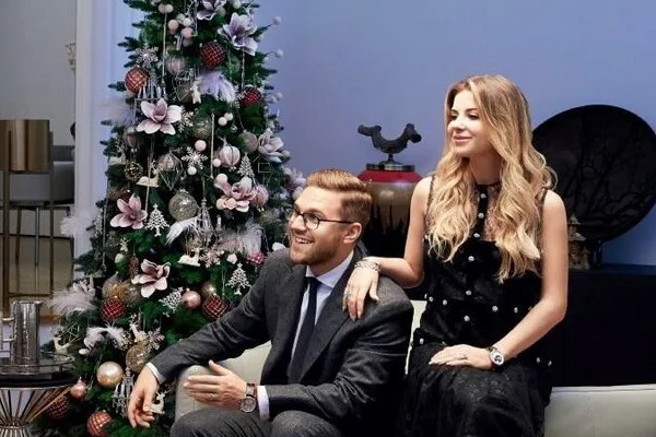 Новогодний интерьер Валентина Юдашкина и его семья возле ёлки дома