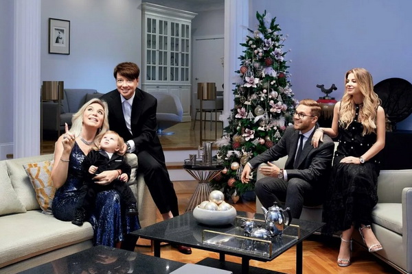 Новогодний интерьер Валентина Юдашкина и его семья возле ёлки дома